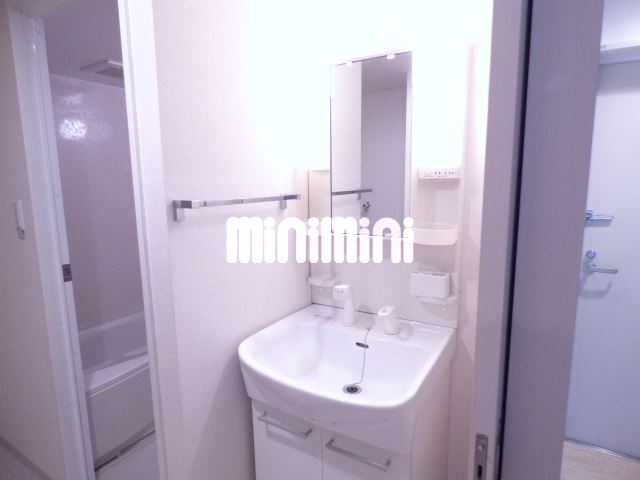 洗面設備　シャドレがついた独立洗面台です。