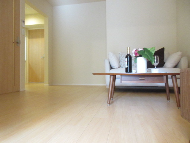 居室・リビング　同建物別号室画像