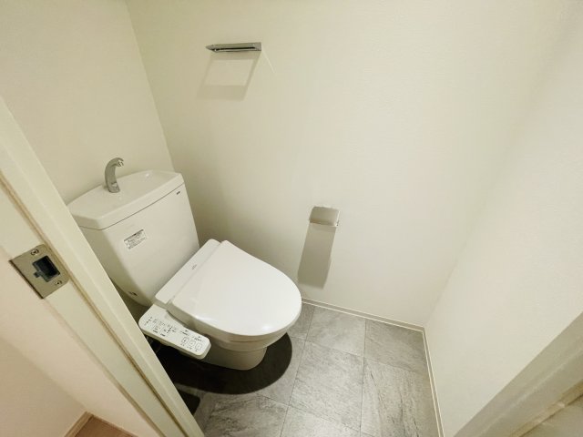 トイレ　落ち着いた色調のトイレです