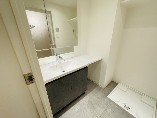 洗面設備　明るい洗面所です