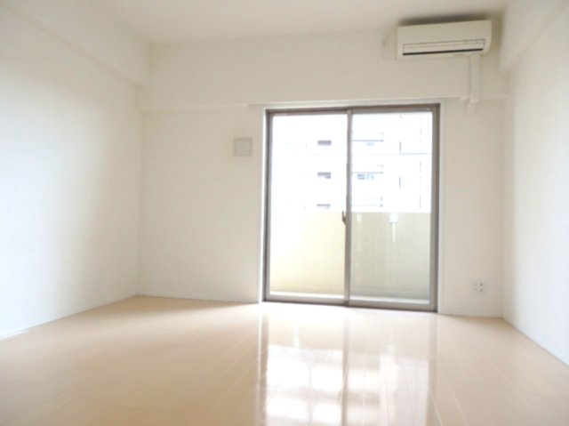 居室・リビング　白を基調とした室内