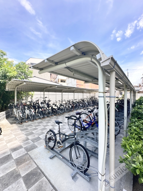 駐車場　駐輪場は屋根付きで安心♪