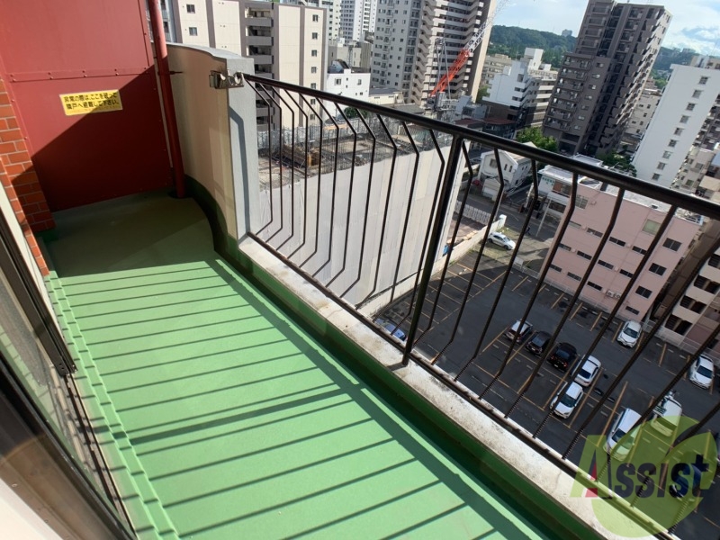 バルコニー　バルコニーがあるので、洗濯物は外の外にしっかり干せますね。