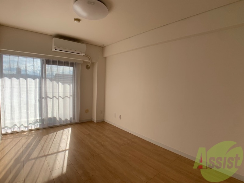 居室・リビング　６帖の洋室はリビングとしてお使いください。