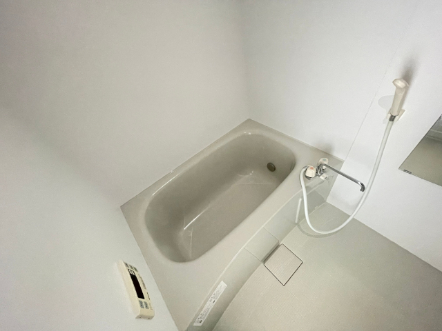 バス・シャワールーム　幅広でゆったりと浸かることができるバスルームです。