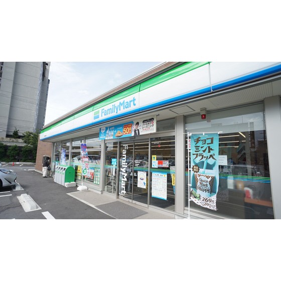 コンビニ　ファミリーマート鈴鹿算所店（コンビニ）まで379m