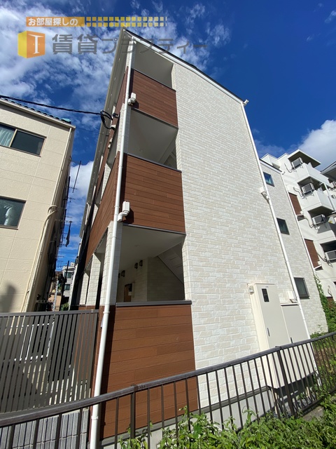 建物外観　ウッド調の外観とタイル張りのマリアージュ。