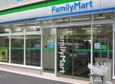 コンビニ　ファミリーマート渋谷本町一丁目店（コンビニ）まで359m