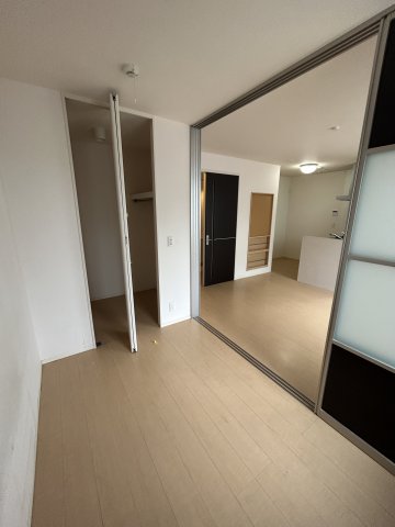その他部屋・スペース　開放的な寝室です