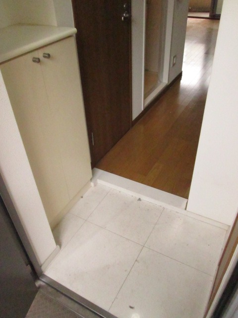 玄関　※クリーニング前の写真です※