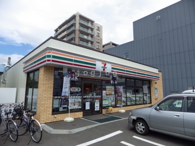 コンビニ　セブンイレブン札幌北13条東駅前店（コンビニ）まで351m