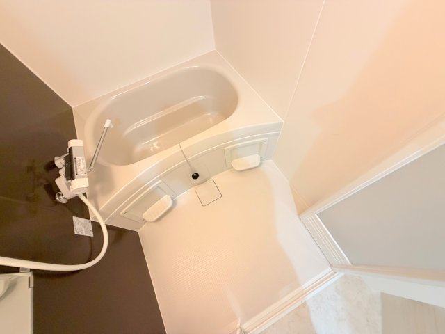 バス・シャワールーム　広めのお風呂は一日の疲れを癒してくれます。