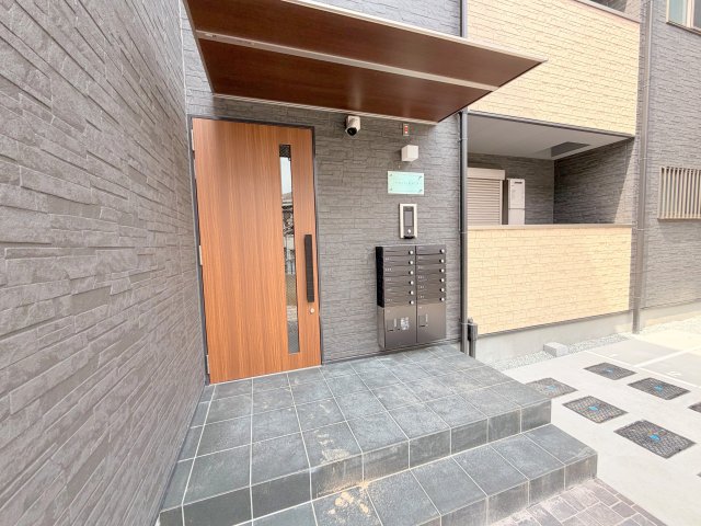 エントランス　オシャレなエントランスは安心のオートロック付きです。