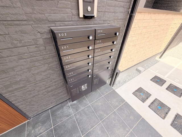ロビー　ロビーにある各部屋毎のメールボックス。