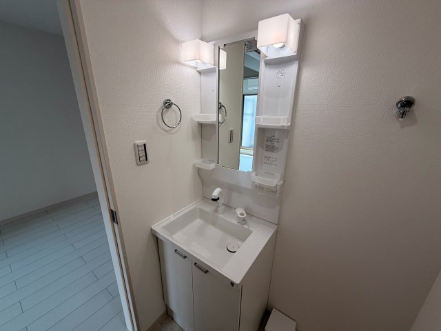 洗面設備　身支度が出来る独立洗面台です。