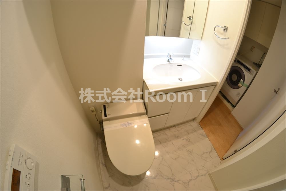 トイレ　落ち着いた色調のトイレです