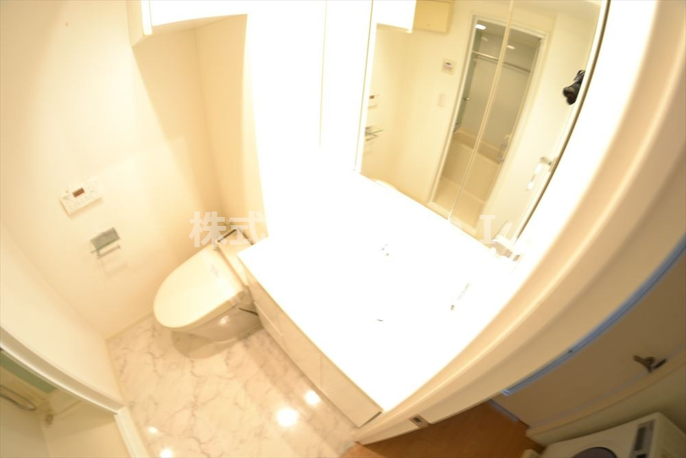 洗面設備　明るい洗面所です