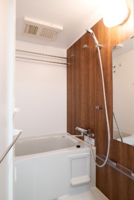 バス・シャワールーム　浴室乾燥機付きバス。