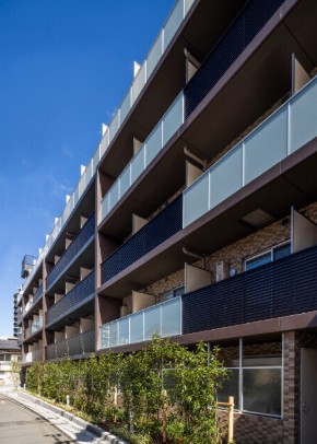 建物外観　鉄筋コンクリート造のがっちりとした建物。