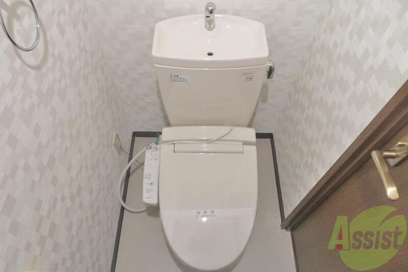 トイレ　ウォシュレット機能がついているので安心ですね。