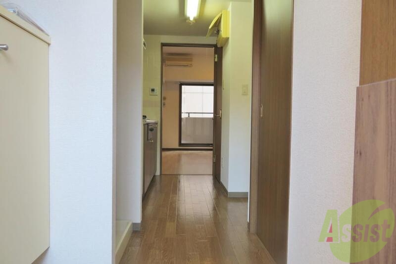 玄関　外から玄関を撮影してみました。広いリビングに繋がっています。