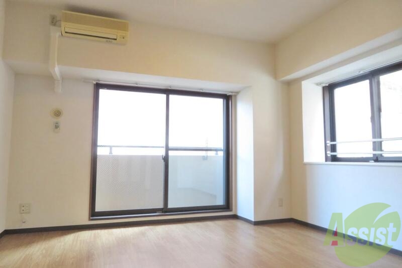 居室・リビング　リビングはこんな感じです。窓が大きくて良く陽が入ってきます。