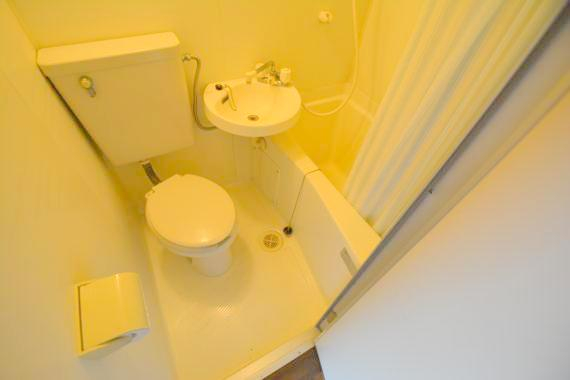 バス・シャワールーム　お風呂・トイレが一緒だとお部屋が広く使えますね。