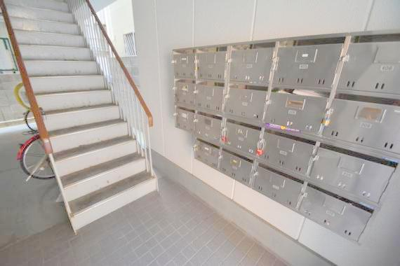 ロビー　ロビーにある各部屋毎のメールボックス。