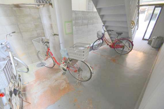 駐車場　敷地内には入居者専用の駐輪スペースもあります。
