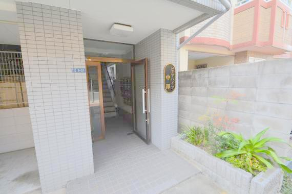 エントランス　エントランス周辺はいつもキレイに片付けられています。