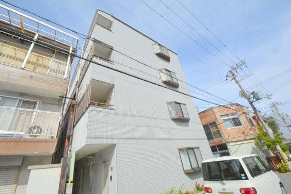 建物外観　落ち着いた色合いの綺麗なマンションです。