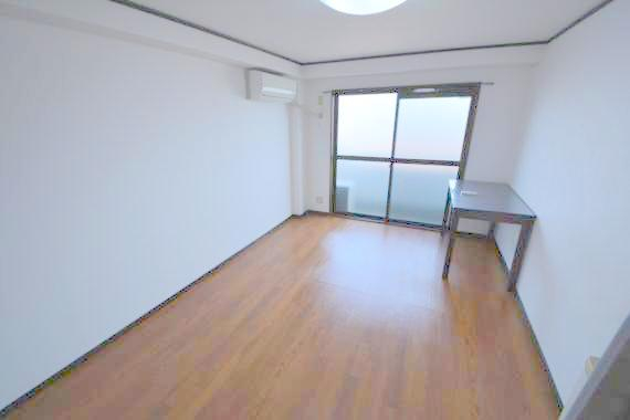 居室・リビング　どんな家具でも合わせやすいですよ。