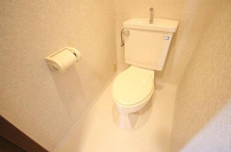 トイレ　落ち着いた色調のトイレです