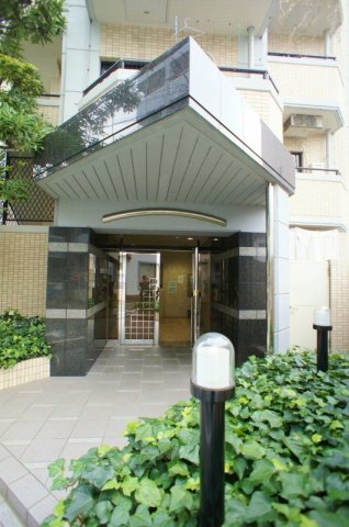 エントランス　ゆとりのあるエントランスです