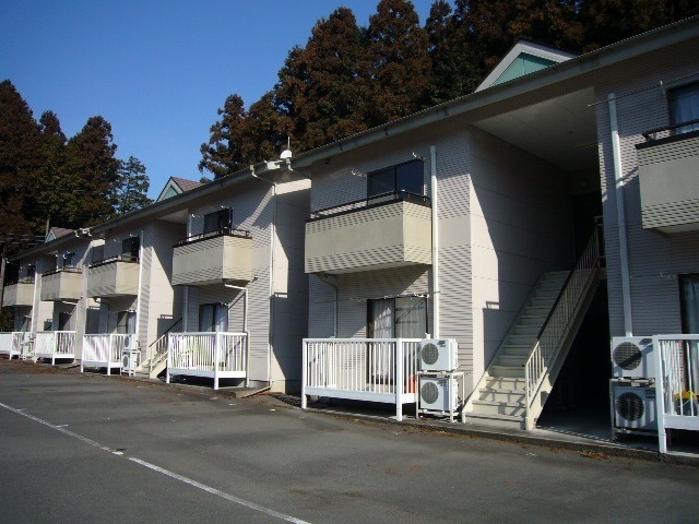 建物外観　前面に駐車場