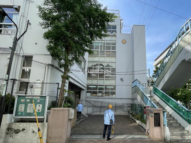 小学校　新宿区立津久戸小学校（小学校）まで348m