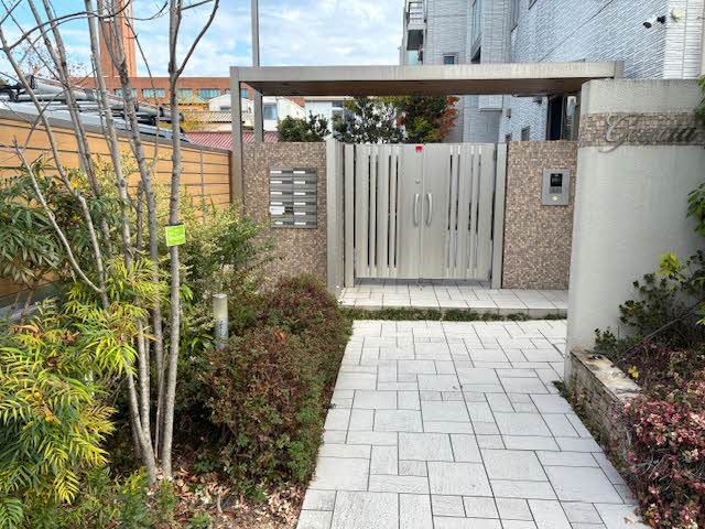 建物外観　共用玄関がございます。