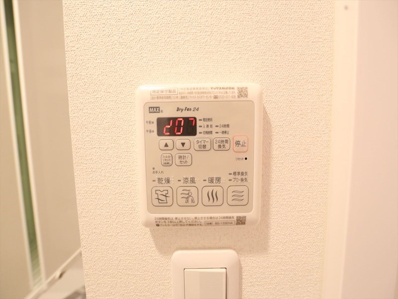 その他設備　浴室暖房乾燥機付き