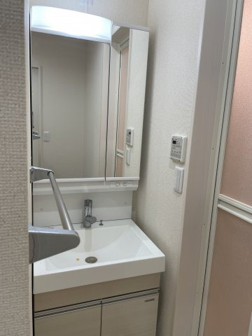 洗面設備　シャンプードレッサー付きの独立洗面です。