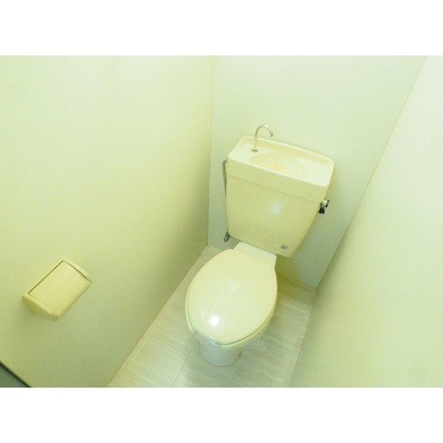 トイレ　退去前につき他号室の参考写真です。