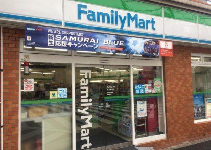 コンビニ　ファミリーマート新井薬師店（コンビニ）まで105m