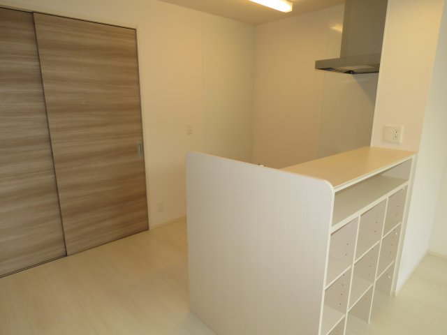 キッチン　こちらのお部屋は、キッチン後ろに扉はありません