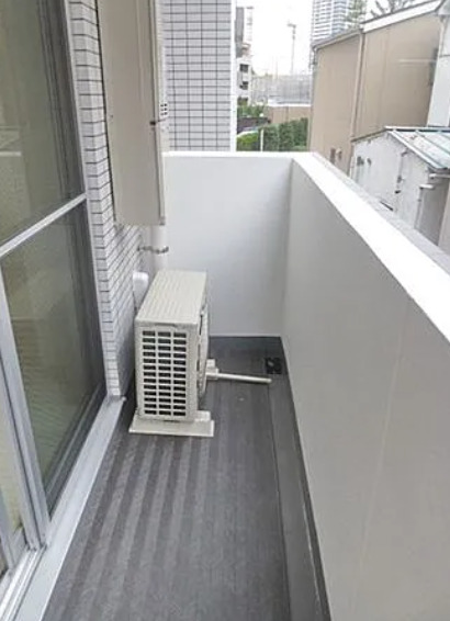 バルコニー　別部屋の画像を使用しております。
