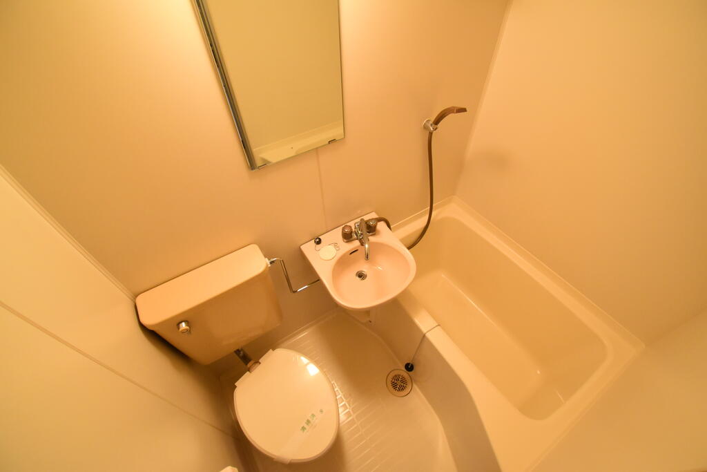 バス・シャワールーム　※同建物の別のお部屋の写真です。