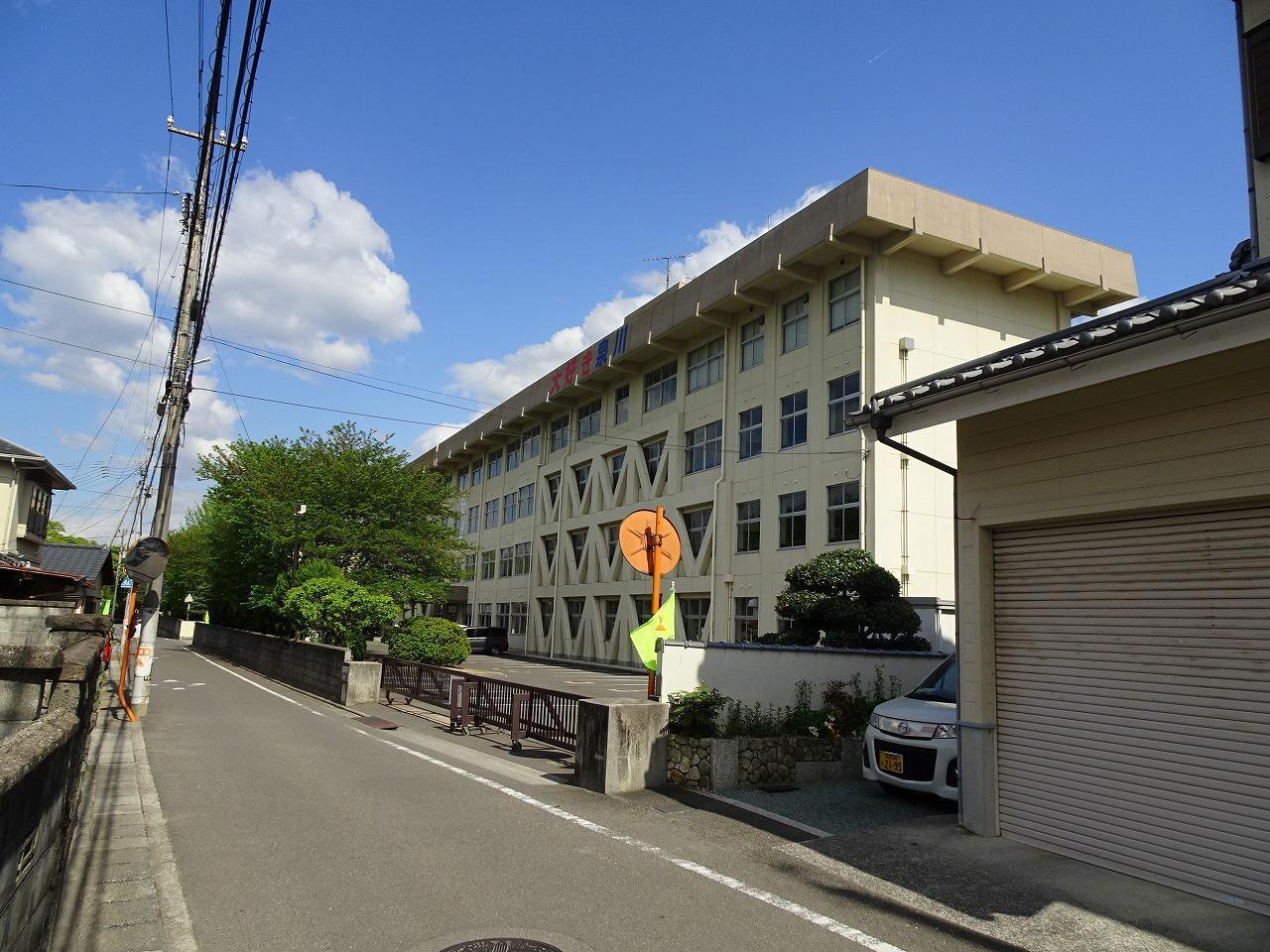 中学校　泉川中学校（中学校）まで1130m