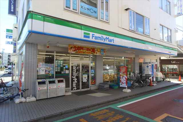コンビニ　ファミリーマート二和向台駅前店（コンビニ）まで977m