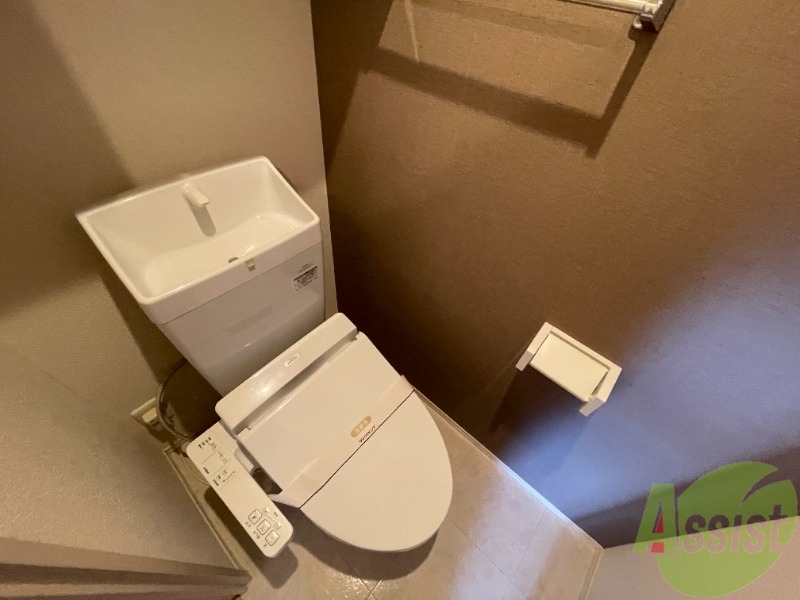 トイレ　温水洗浄付きで綺麗なトイレとなっております。