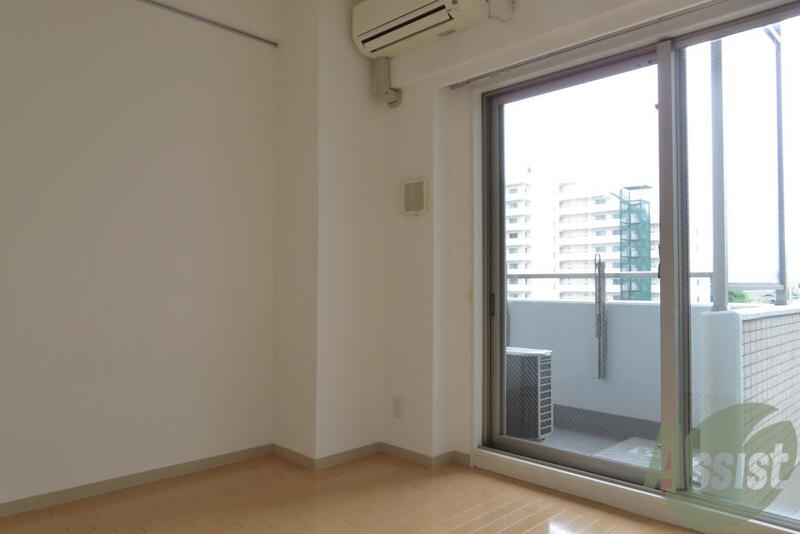 居室・リビング　広々とした窓が印象的なきれいなお部屋ですね。