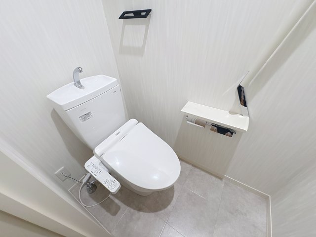 トイレ　掲載写真は同型モデルを掲載しており実際のお部屋と仕様等が異な