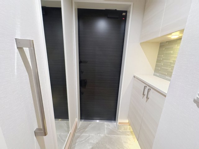 玄関　掲載写真は同型モデルを掲載しており実際のお部屋と仕様等が異な